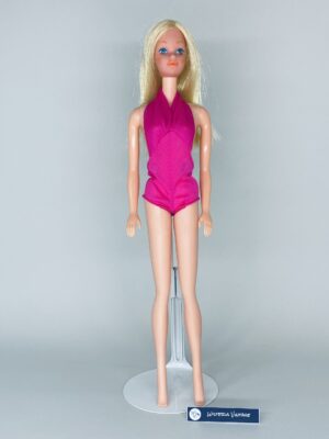 Barbie #7382 1975 is in very good condition. Like new.